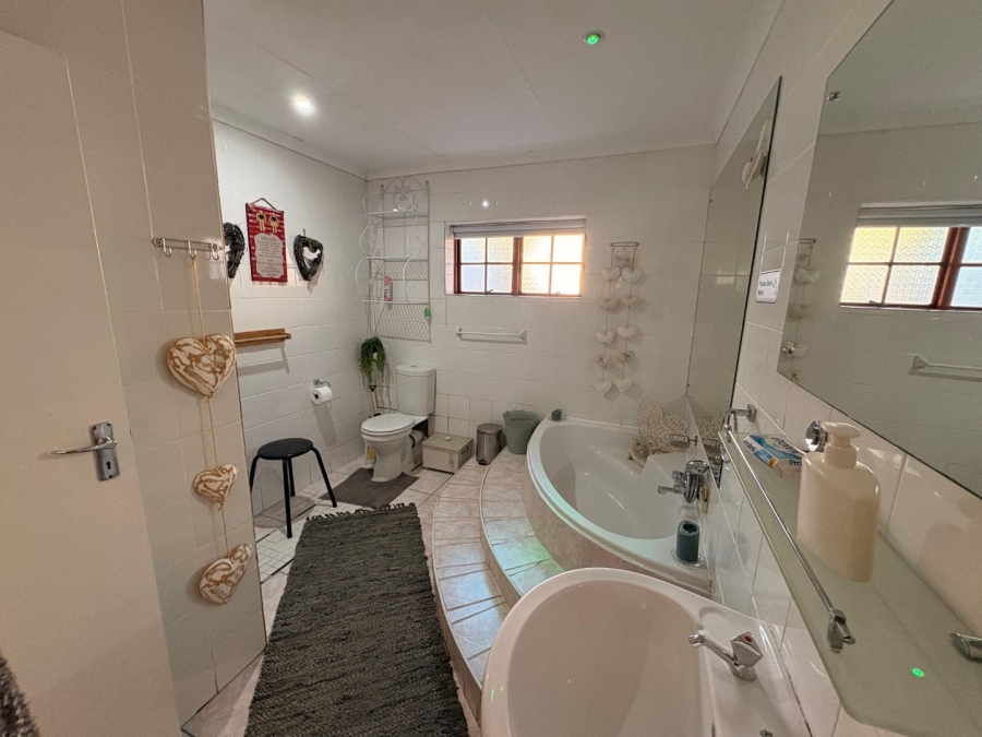 4 Bedroom Property for Sale in Fraaiuitsig Western Cape